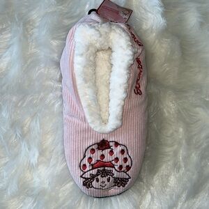 🆕 Strawberry Shortcake Fuzzy Babba Slipper Socks Size S/M Shoe Size 5.5-7.5